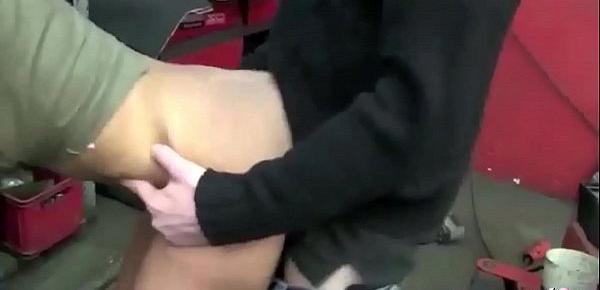 Jungspund überredet deutsche MILF zum Fick in Werkstatt - German MILF